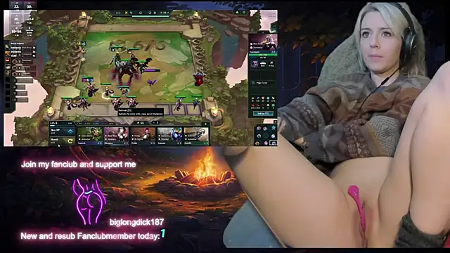 Snapshot of Lisaonthemoon chatting on December 2024 02:10:01 AM Lisaonthemoon online show from December 2024 02:10:01 AM