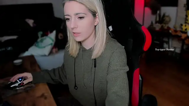 Snapshot of Lisaonthemoon chatting on October 2025 02:15:02 PM Lisaonthemoon online show from October 2025 02:15:02 PM