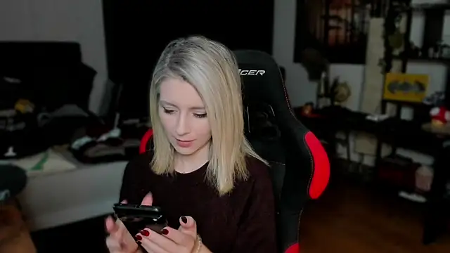 Snapshot of Lisaonthemoon chatting on October 2025 03:56:02 PM Lisaonthemoon online show from October 2025 03:56:02 PM