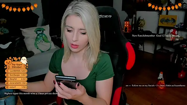 Snapshot of Lisaonthemoon chatting on October 2025 06:50:02 PM Lisaonthemoon online show from October 2025 06:50:02 PM