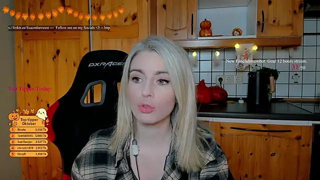 Snapshot of Lisaonthemoon chatting on October 2025 07:41:01 PM Lisaonthemoon online show from October 2025 07:41:01 PM