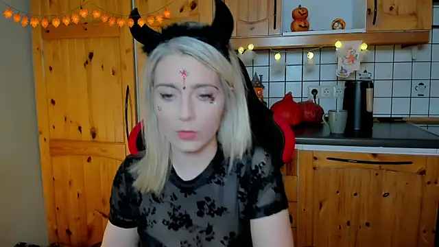 Snapshot of Lisaonthemoon chatting on October 2025 08:26:01 PM Lisaonthemoon online show from October 2025 08:26:01 PM