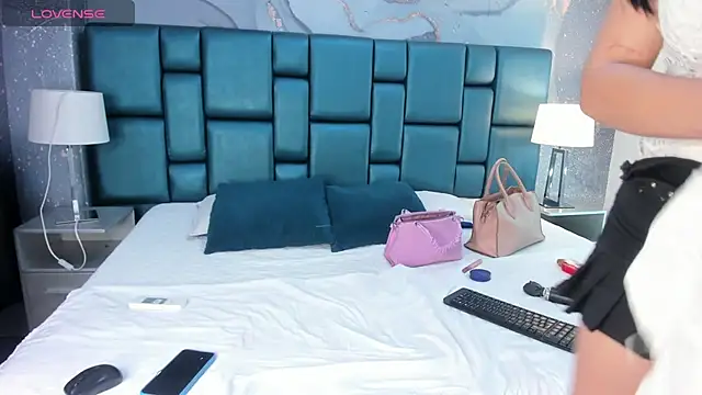 Nahomi Wild online show from December 2024 06:50:01 PM