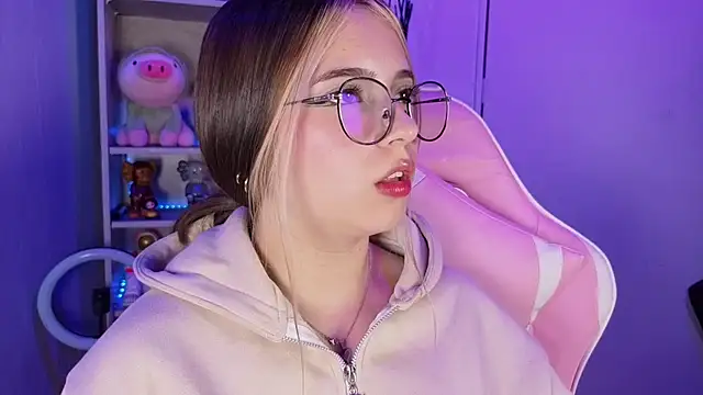 Snapshot of EmilyMiller_ chatting on October 2025 09:13:02 PM EmilyMiller online show from October 2025 09:13:02 PM