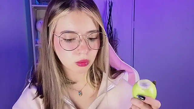 Snapshot of EmilyMiller_ chatting on October 2025 04:51:01 PM EmilyMiller online show from October 2025 04:51:01 PM