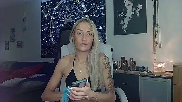 Snapshot of SexxyLiviaa chatting on December 2024 09:02:01 PM SexxyLiviaa online show from December 2024 09:02:01 PM