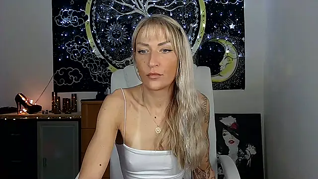 Snapshot of SexxyLiviaa chatting on December 2024 03:43:02 PM SexxyLiviaa online show from December 2024 03:43:02 PM