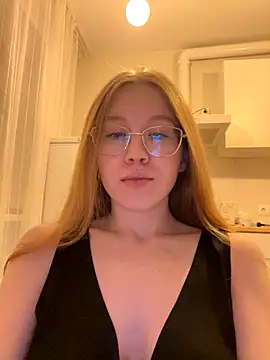 Snapshot of Eva_Weyne chatting on October 2025 08:04:02 PM Eva Weyne online show from October 2025 08:04:02 PM