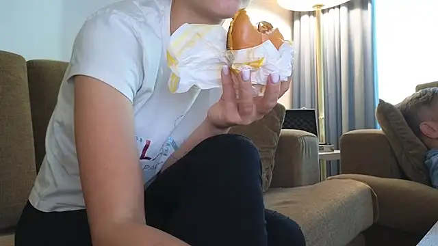 Snapshot of Mr-and-Mrs-Smith chatting on September 2025 01:36:01 PM Mr-and-Mrs-Smith online show from September 2025 01:36:01 PM