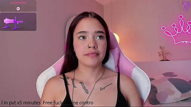 Snapshot of violeth_hill chatting on January 2025 11:06:02 PM violeth hill online show from January 2025 11:06:02 PM