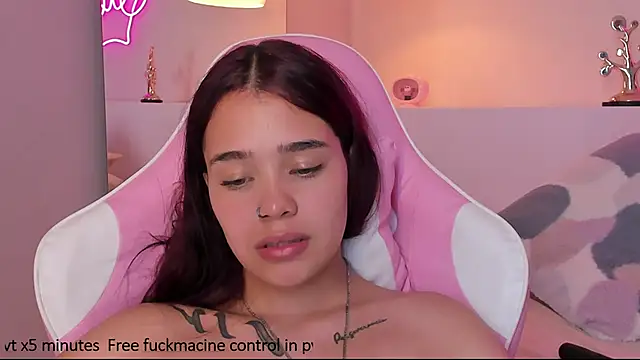 Snapshot of violeth_hill chatting on January 2025 08:51:02 AM violeth hill online show from January 2025 08:51:02 AM