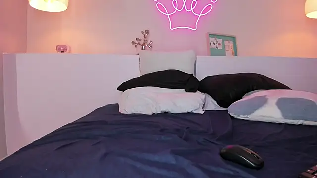 Snapshot of violeth_hill chatting on February 2025 07:07:01 AM violeth hill online show from February 2025 07:07:01 AM