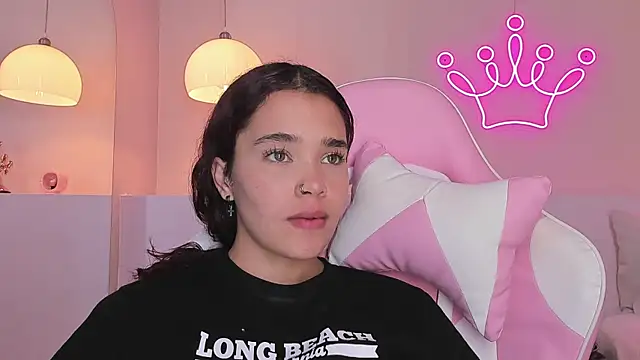 Snapshot of violeth_hill chatting on February 2025 02:14:01 AM violeth hill online show from February 2025 02:14:01 AM