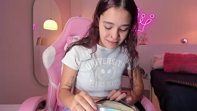 Snapshot of violeth_hill chatting on March 2025 08:00:01 PM violeth hill online show from March 2025 08:00:01 PM