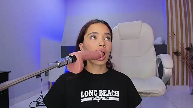 Snapshot of violeth_hill chatting on March 2025 08:37:02 PM violeth hill online show from March 2025 08:37:02 PM