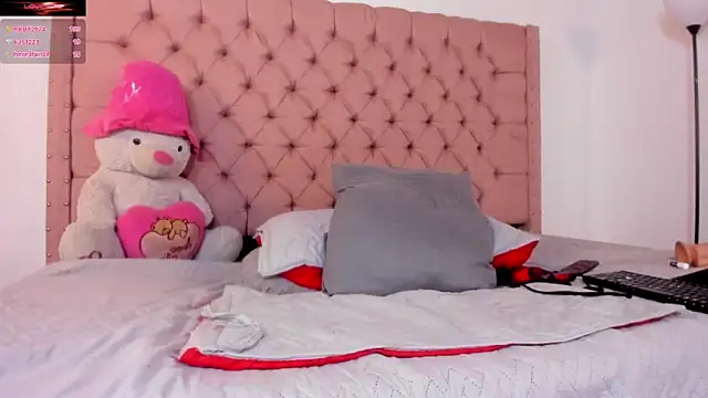 AinaPink online show from December 2024 02:44:01 PM