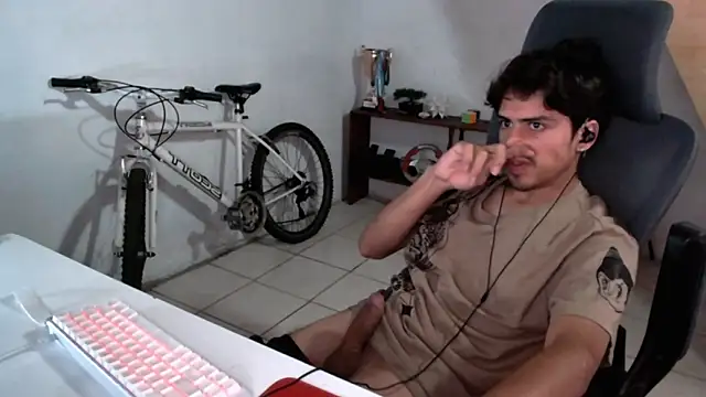 Snapshot of Thieves9 chatting on October 2025 06:48:01 PM Thieves9 online show from October 2025 06:48:01 PM