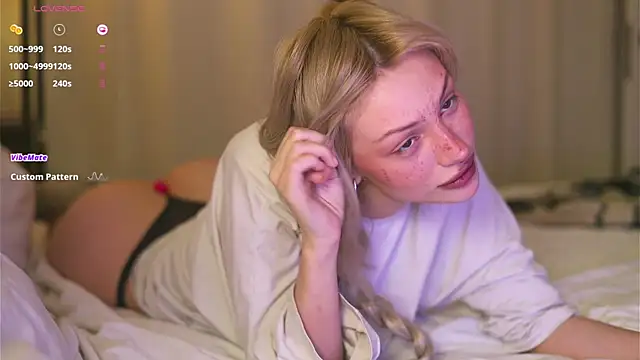 Snapshot of BabeHolly chatting on October 2025 10:04:01 PM BabeHolly online show from October 2025 10:04:01 PM