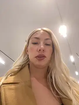 Snapshot of LuisaBecker chatting on December 2024 01:58:01 PM LuisaBecker online show from December 2024 01:58:01 PM