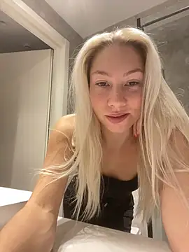 Snapshot of LuisaBecker chatting on December 2024 02:00:01 PM LuisaBecker online show from December 2024 02:00:01 PM