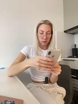 Snapshot of LuisaBecker chatting on December 2024 11:40:01 AM LuisaBecker online show from December 2024 11:40:01 AM
