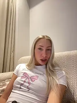 Snapshot of LuisaBecker chatting on December 2024 02:44:01 PM LuisaBecker online show from December 2024 02:44:01 PM