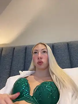 Snapshot of LuisaBecker chatting on December 2024 01:39:02 PM LuisaBecker online show from December 2024 01:39:02 PM