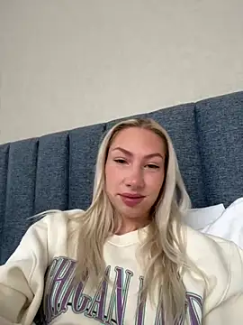 Snapshot of LuisaBecker chatting on December 2024 06:20:02 AM LuisaBecker online show from December 2024 06:20:02 AM