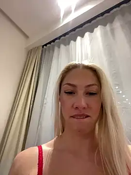 Snapshot of LuisaBecker chatting on December 2024 04:14:02 PM LuisaBecker online show from December 2024 04:14:02 PM