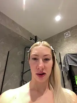 Snapshot of LuisaBecker chatting on January 2025 09:07:01 AM LuisaBecker online show from January 2025 09:07:01 AM
