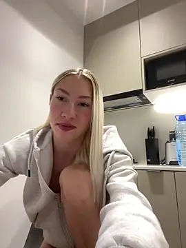 Snapshot of LuisaBecker chatting on January 2025 03:19:01 PM LuisaBecker online show from January 2025 03:19:01 PM