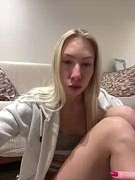 Snapshot of LuisaBecker chatting on January 2025 06:34:02 PM LuisaBecker online show from January 2025 06:34:02 PM