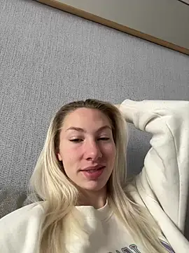 Snapshot of LuisaBecker chatting on January 2025 09:40:01 AM LuisaBecker online show from January 2025 09:40:01 AM
