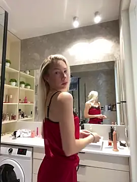 Snapshot of LuisaBecker chatting on January 2025 08:31:01 AM LuisaBecker online show from January 2025 08:31:01 AM