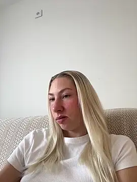 Snapshot of LuisaBecker chatting on January 2025 10:27:02 AM LuisaBecker online show from January 2025 10:27:02 AM