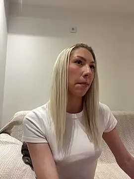 Snapshot of LuisaBecker chatting on February 2025 05:08:01 PM LuisaBecker online show from February 2025 05:08:01 PM