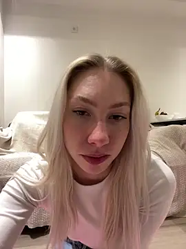 Snapshot of LuisaBecker chatting on February 2025 03:10:01 PM LuisaBecker online show from February 2025 03:10:01 PM
