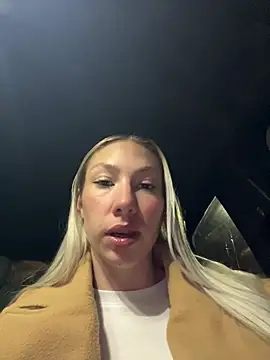 Snapshot of LuisaBecker chatting on February 2025 06:27:02 PM LuisaBecker online show from February 2025 06:27:02 PM