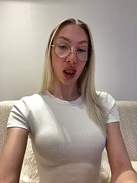 Snapshot of LuisaBecker chatting on February 2025 06:43:02 PM LuisaBecker online show from February 2025 06:43:02 PM