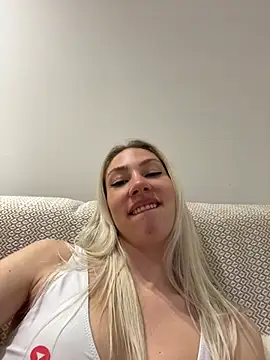 Snapshot of LuisaBecker chatting on February 2025 09:12:01 PM LuisaBecker online show from February 2025 09:12:01 PM