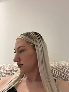 Snapshot of LuisaBecker chatting on March 2025 05:18:02 PM LuisaBecker online show from March 2025 05:18:02 PM