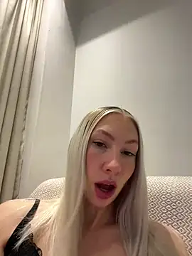 Snapshot of LuisaBecker chatting on March 2025 08:23:02 PM LuisaBecker online show from March 2025 08:23:02 PM