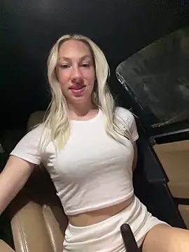 Snapshot of LuisaBecker chatting on March 2025 09:32:02 PM LuisaBecker online show from March 2025 09:32:02 PM