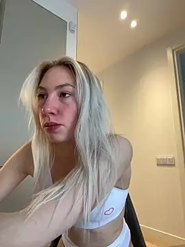 Snapshot of LuisaBecker chatting on March 2025 01:30:01 PM LuisaBecker online show from March 2025 01:30:01 PM
