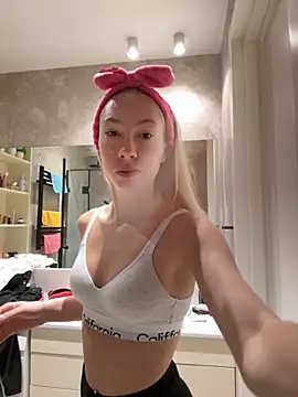 Snapshot of LuisaBecker chatting on September 2025 08:25:02 AM LuisaBecker online show from September 2025 08:25:02 AM