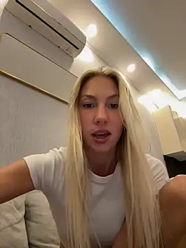 Snapshot of LuisaBecker chatting on October 2025 03:52:01 PM LuisaBecker online show from October 2025 03:52:01 PM