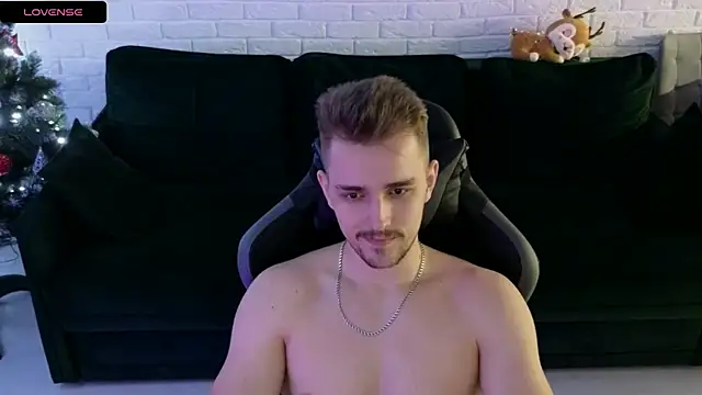 Larstar01 online show from December 2024 05:44:01 AM