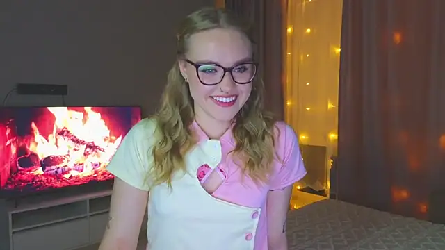 Aurora Golden1 online show from October 2025 07:01:02 PM