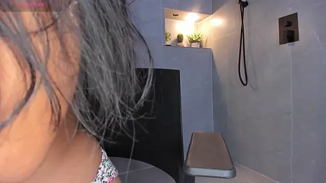 AriSweet online show from November 2025 12:39:02 PM