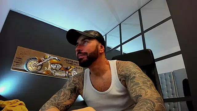 Snapshot of AronGrant chatting on December 2024 08:20:01 AM AronGrant online show from December 2024 08:20:01 AM